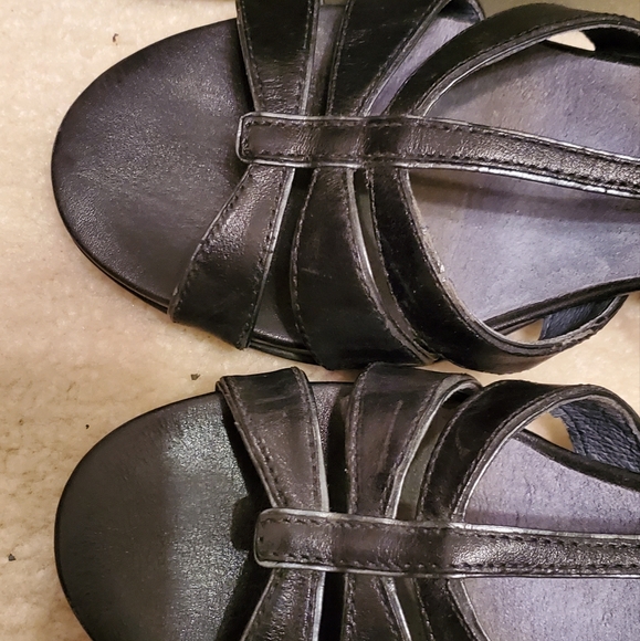 NWT Clarks Artisan Della Strap Black Sandal Stack Look Heel w/ Original Box - Picture 4 of 16